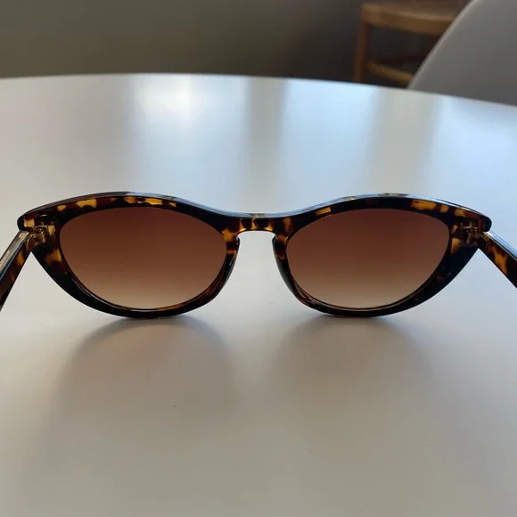 90s Vintage Look Cat Eye Tortoiseshell Sunglasses 🕶 - Picture 8 of 10